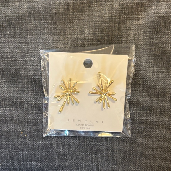 Jewelry - Gold tone Starburst Earrings